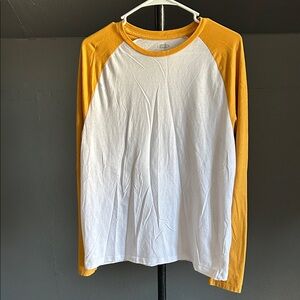 Old Navy Men's White and Gold Raglan Shirt